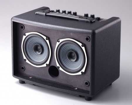 Комбоусилитель для акустических гитар Roland AC-33