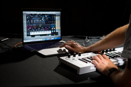 MIDI клавиатура ARTURIA KeyStep 37 WH